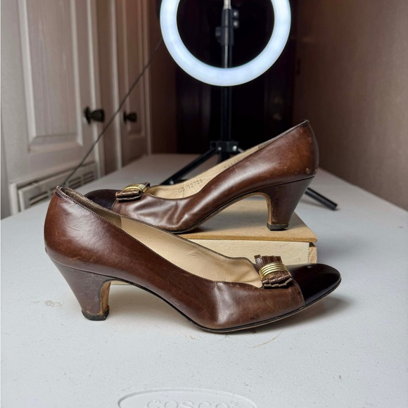 Salvatore Ferragamo Shoes - Vintage Salvatore Ferragamo Womens Brown Leather Pumps With Bow Detail Sz 8.5